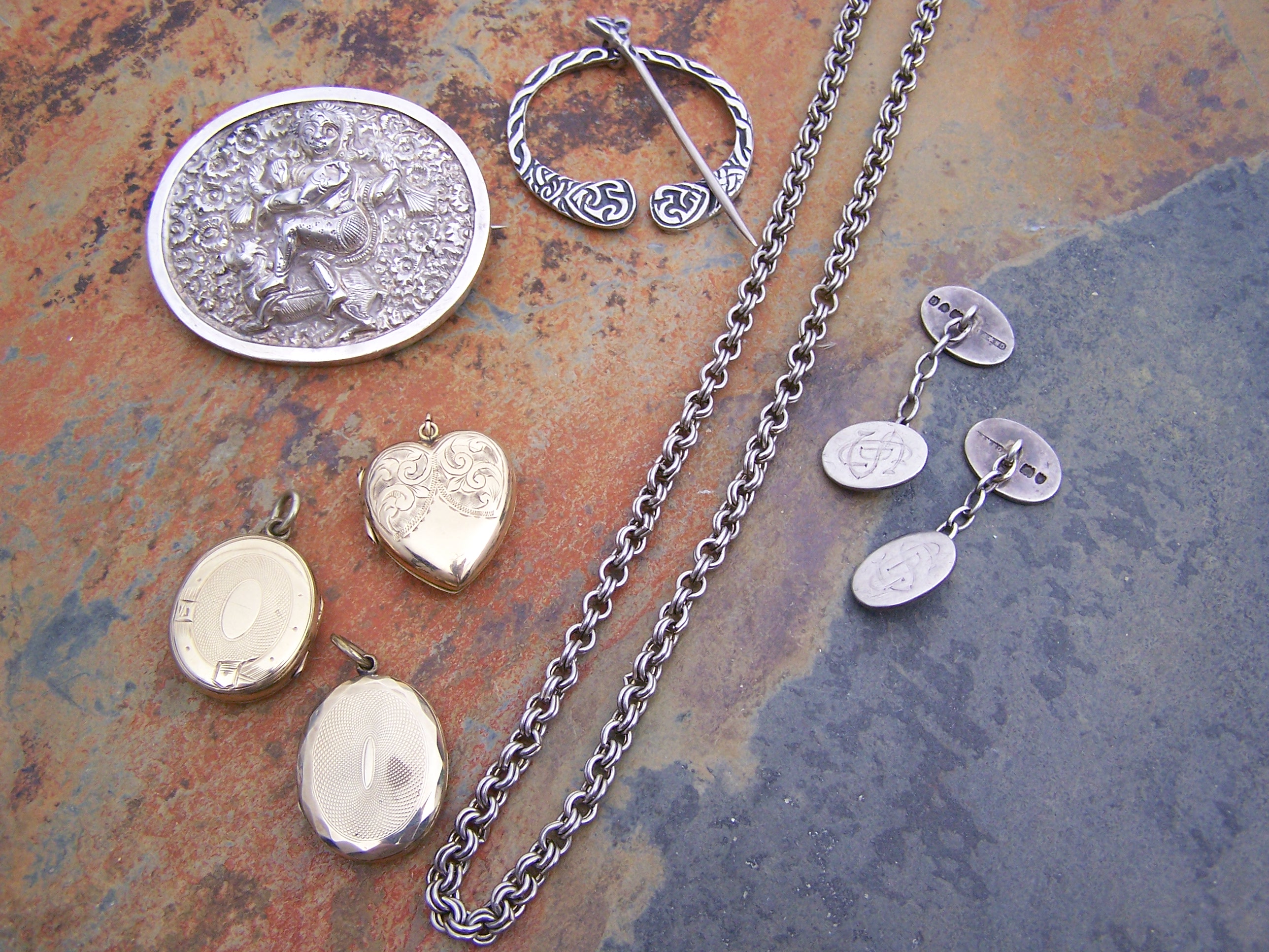 A collection of jewellery,