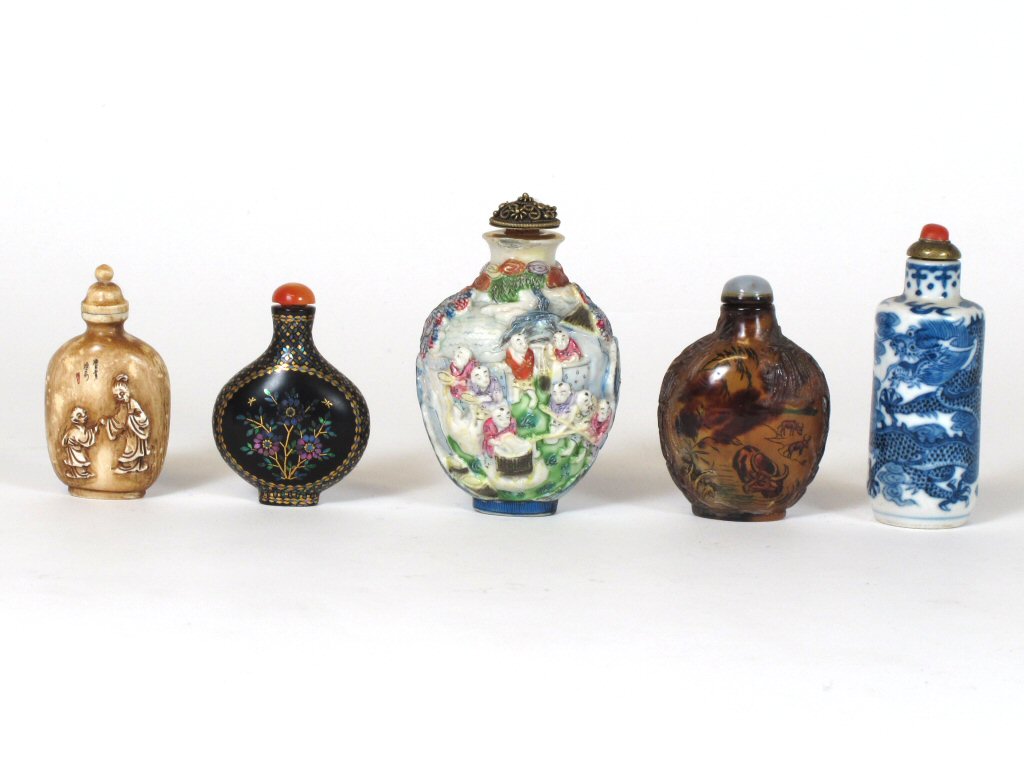 FIVE CHINESE SNUFF BOTTLES AND STOPPERS