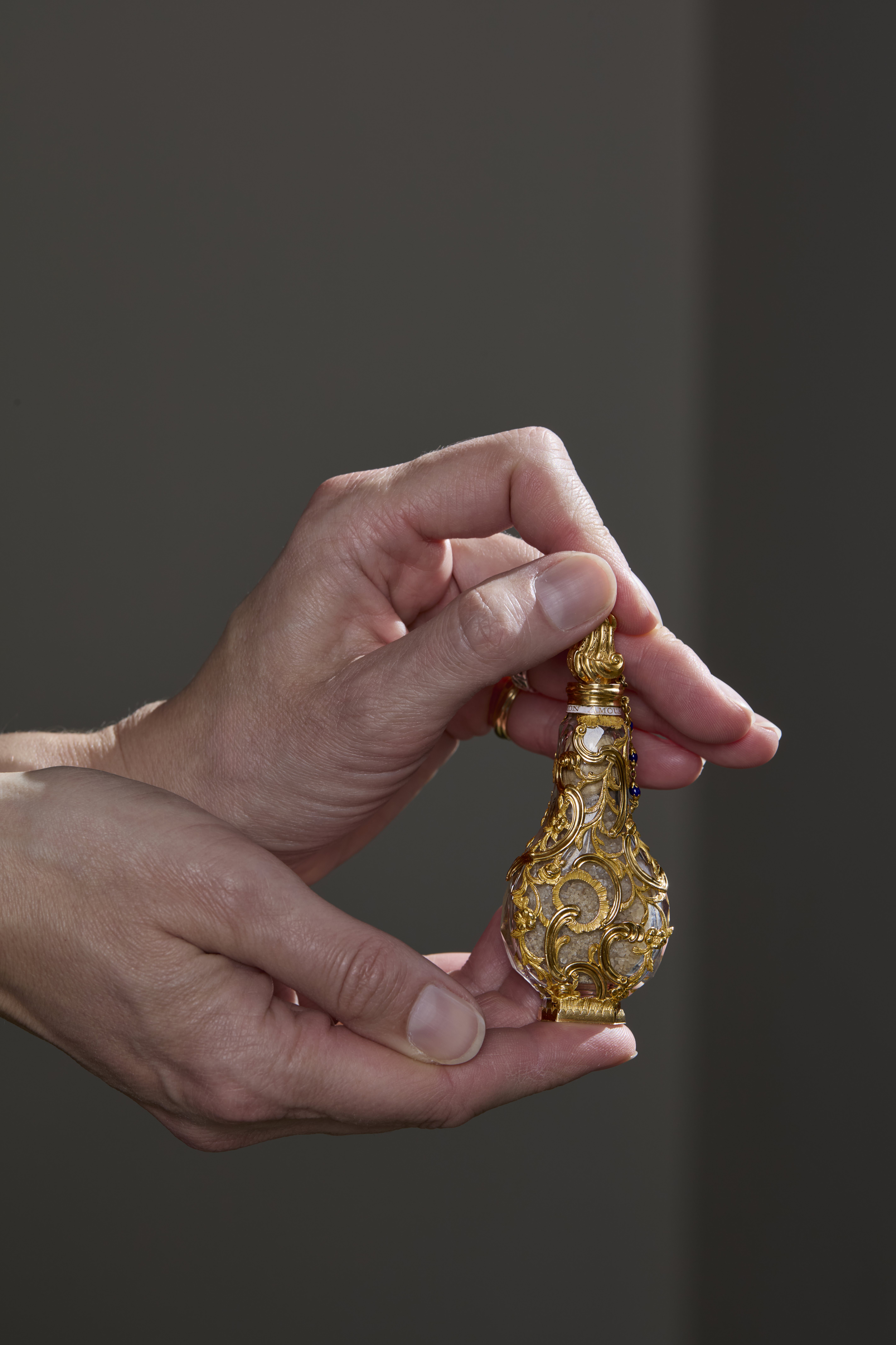 FRENCH GOLD MOUNTED AND ENAMELLED SCENT BOTTLE / VINAIGRETTE
