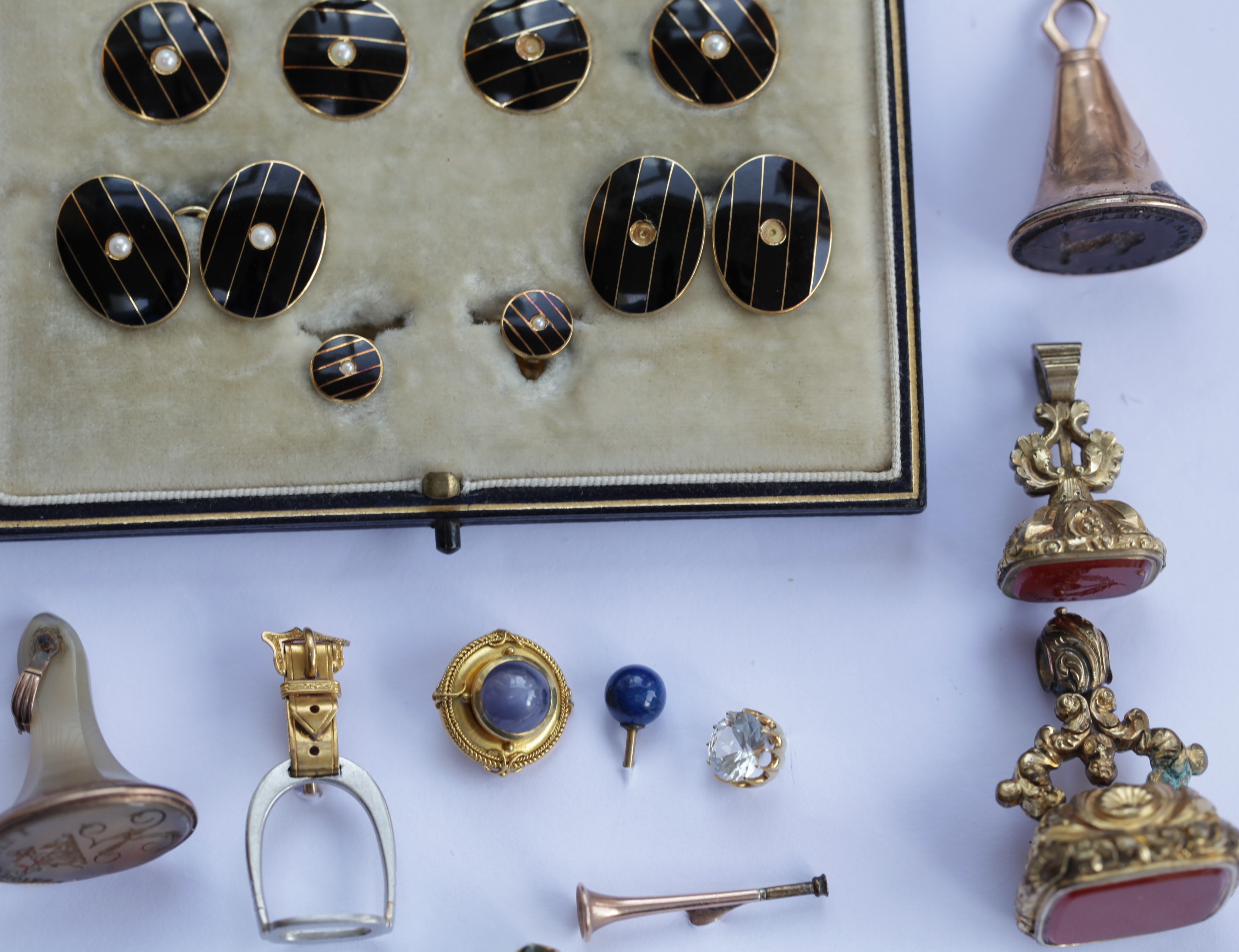 A collection of gentleman's jewellery to include