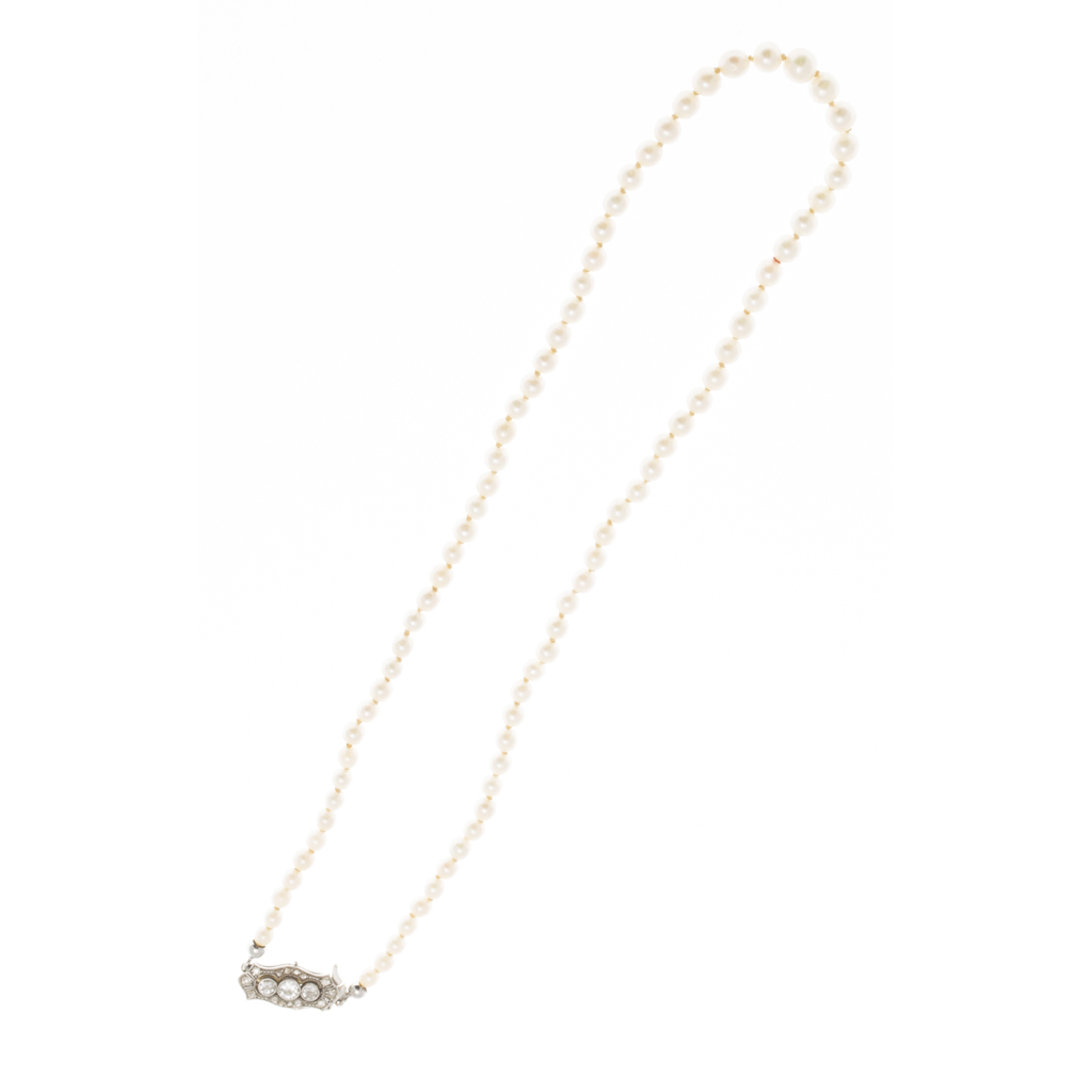 A cultured pearl necklace