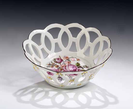 A Chelsea red anchor circular pierced basket