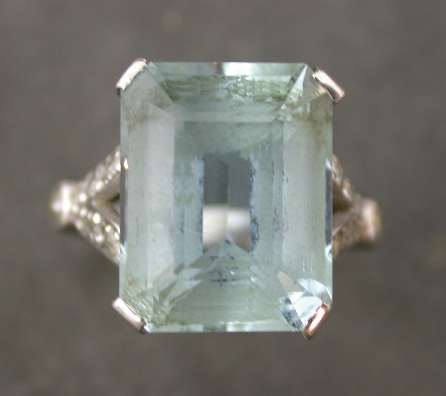 An 18ct white gold and platinum mounted cocktail ring,