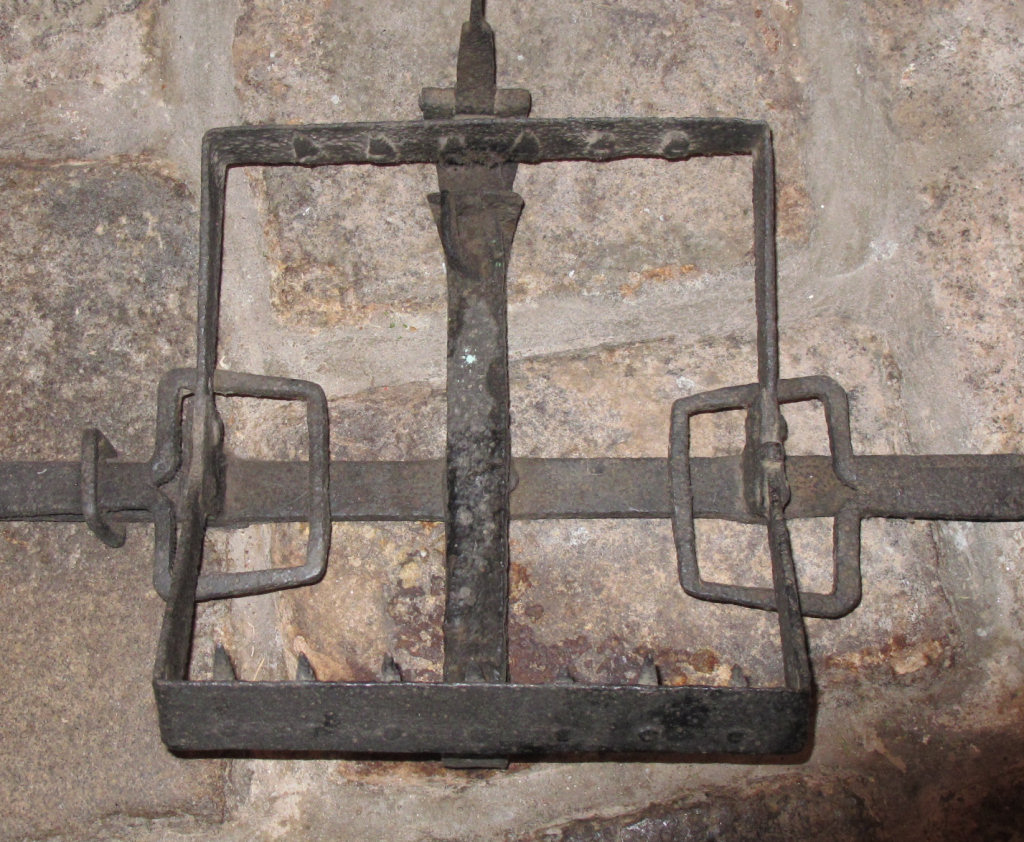 IRON SPRING LOADED MAN TRAP