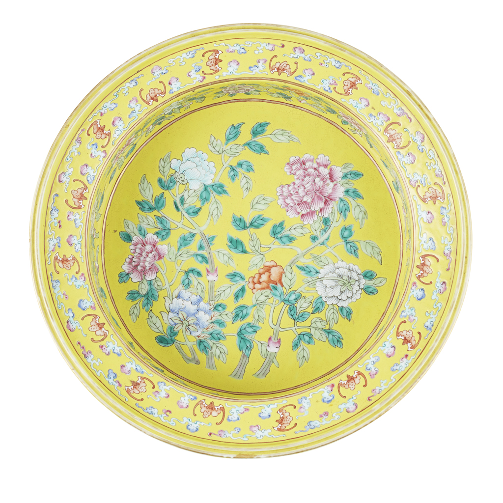 FAMILLE ROSE YELLOW-GROUND BASIN