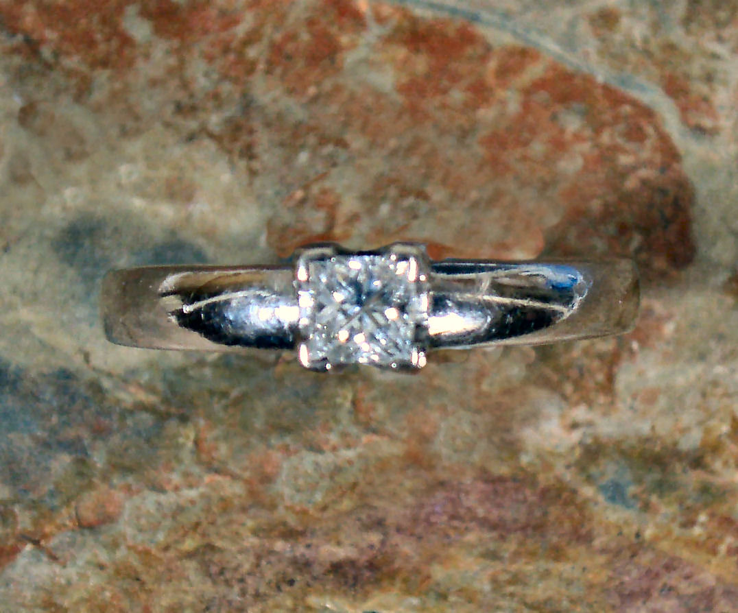 An 18ct white gold mounted diamond single-stone ring,