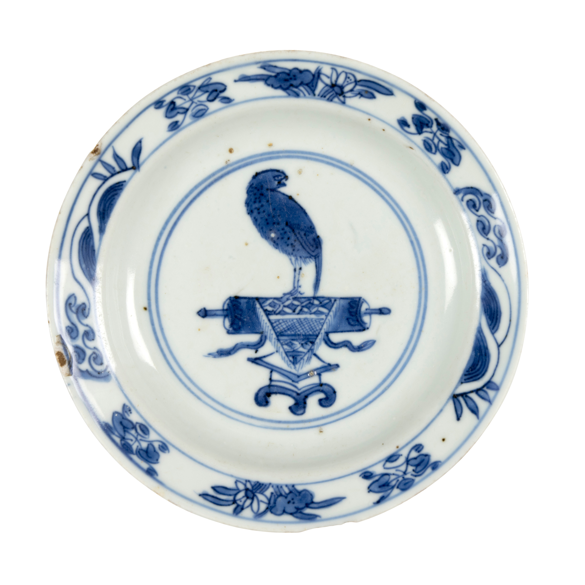 RARE CHINESE BLUE AND WHITE KO-SOMETSUKE 'HAWK ON STAND' SAUCER