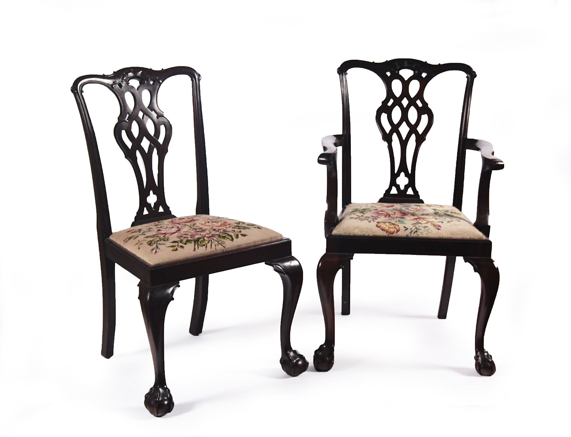 A SET OF SIX CHIPPENDALE STYLE DINING CHAIRS