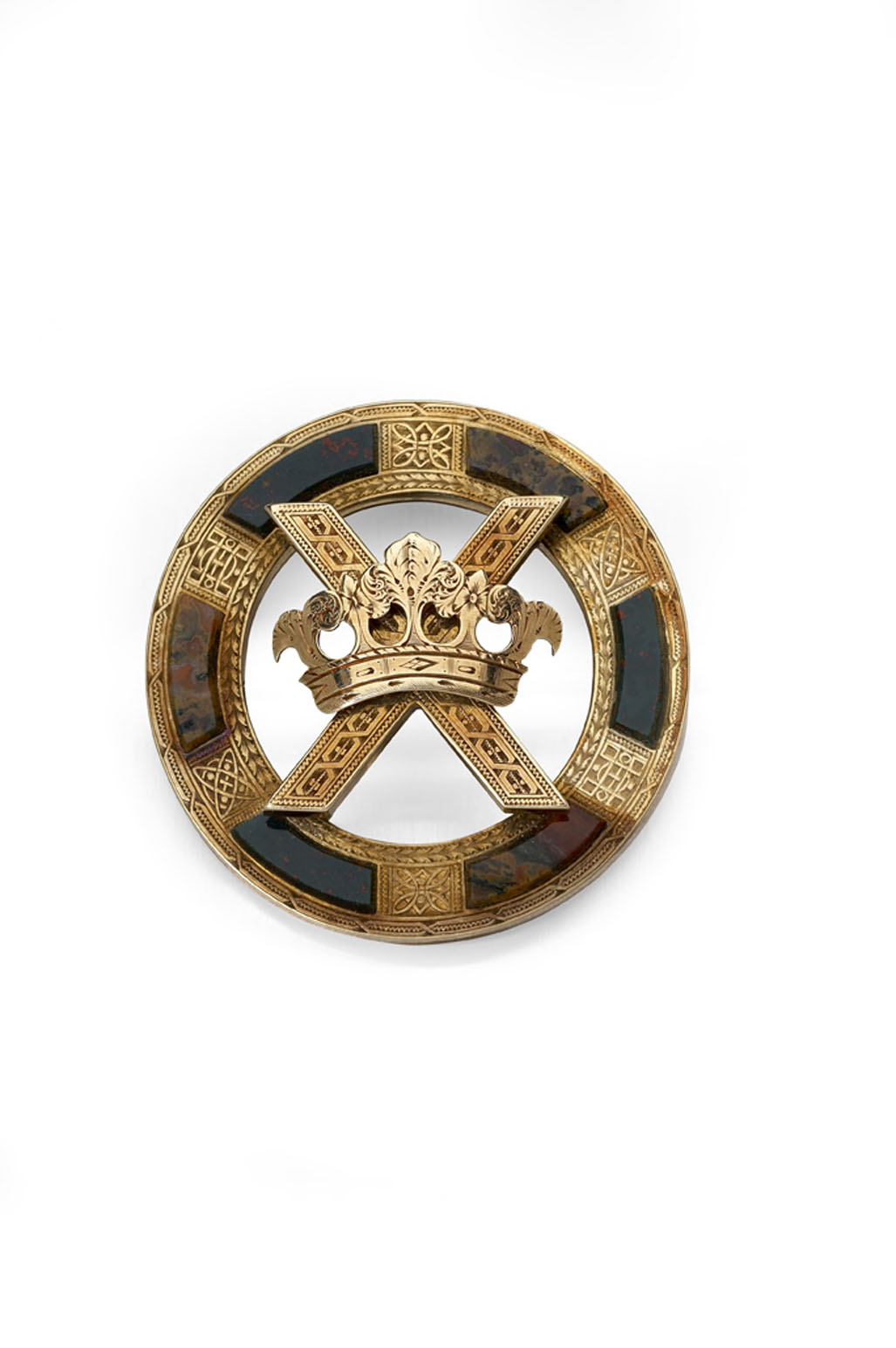 A gold mounted pebble brooch