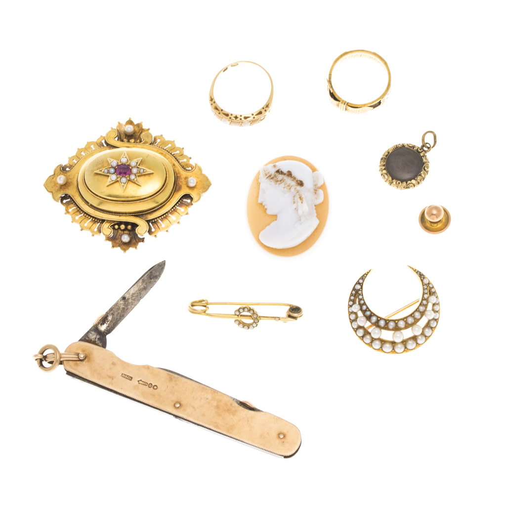 A collection of Victorian jewellery