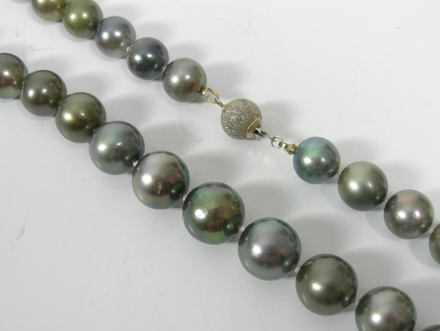 A grey Tahitian cultured pearl necklace,