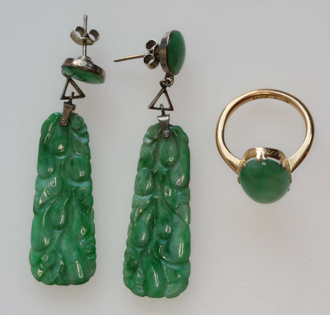 An 18ct gold jade ring