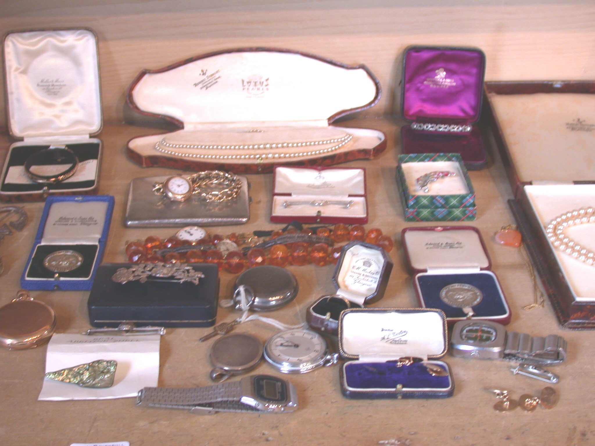 A collection of jewellery,