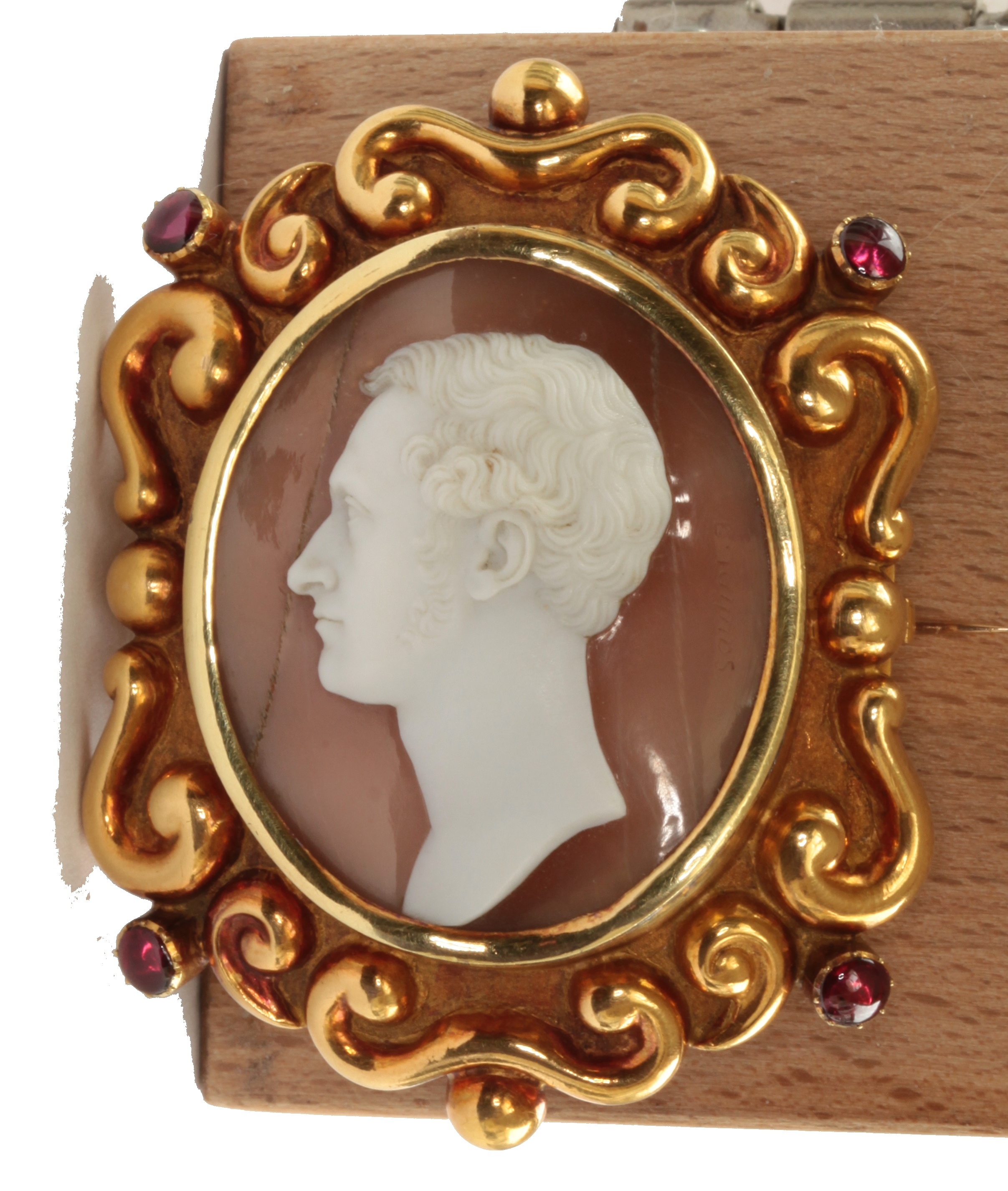 A 19th century oval shell cameo set brooch