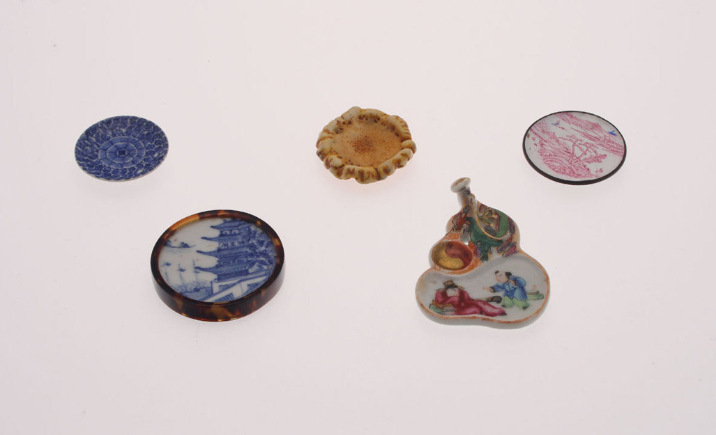 A small box of ten various snuff trays