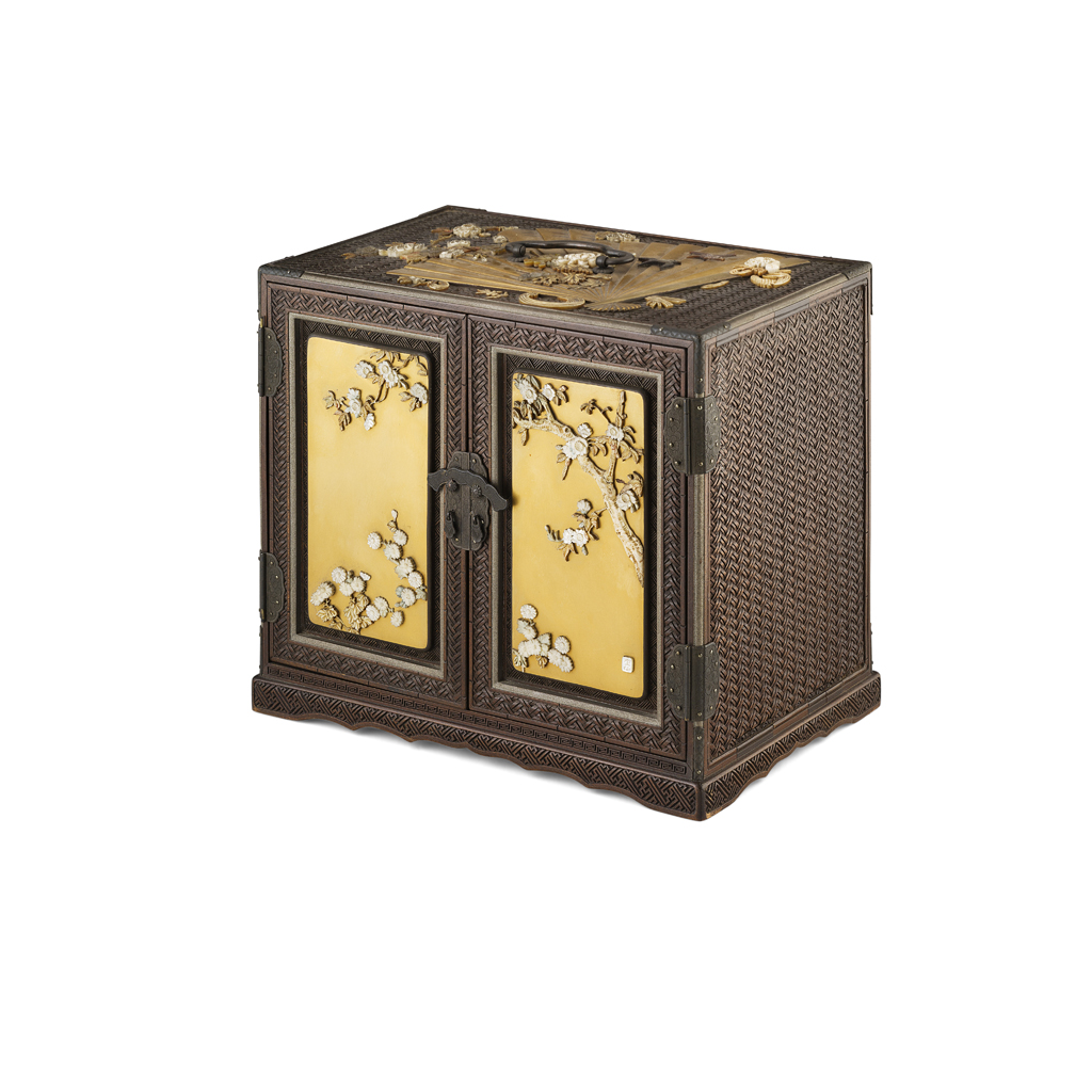 GOLD-LACQUER AND SHIBAYAMA-INLAID KODANSU