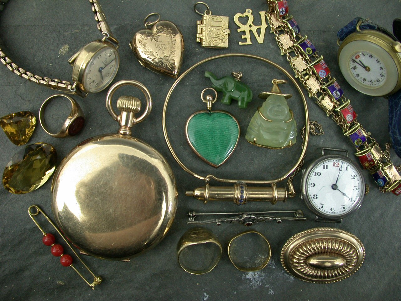 Collection of items to include a Victorian 9ct gold oval brooch,