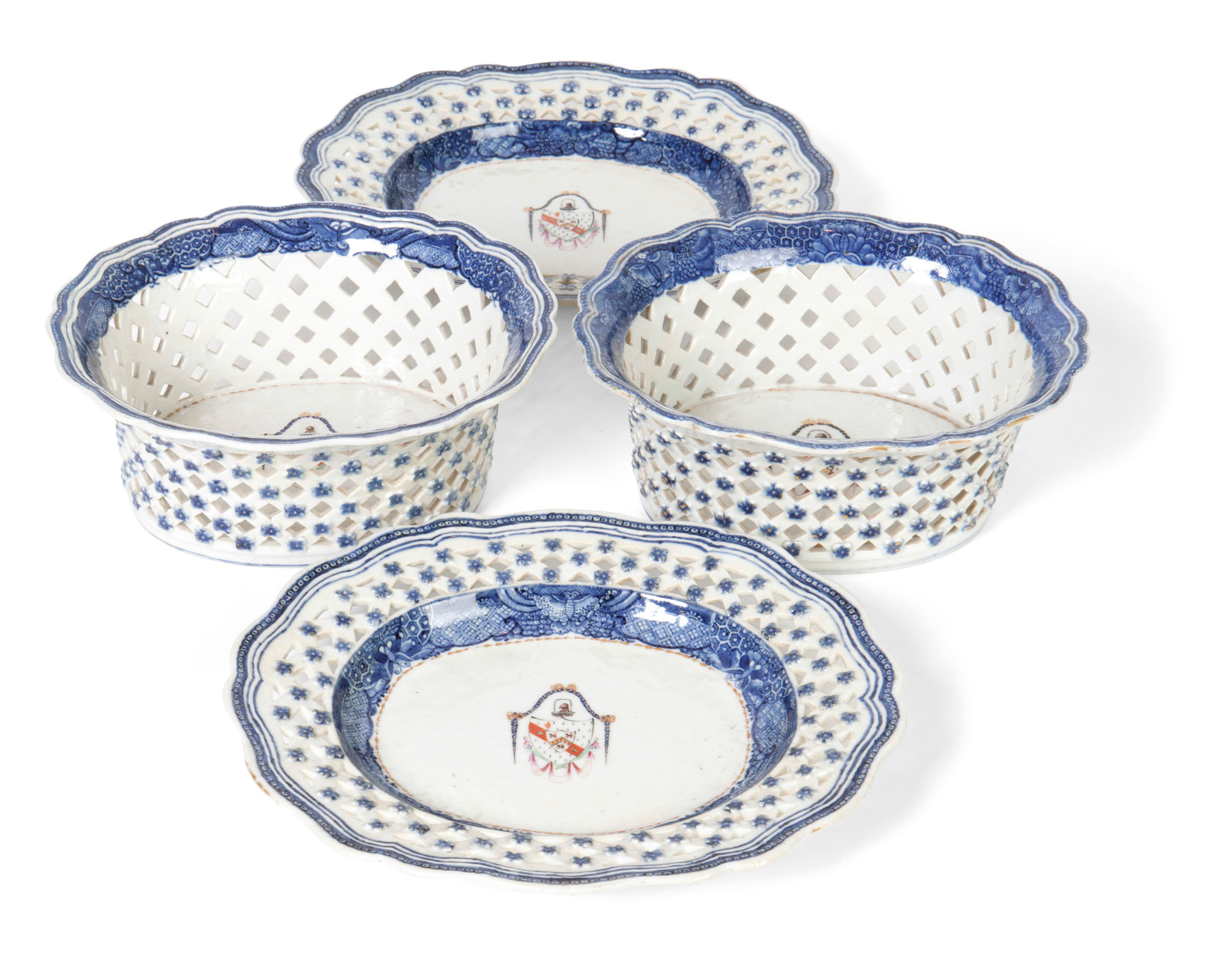 PAIR OF CHINESE ARMORIAL BASKETS AND UNDERPLATES BEARING ARMS FOR DALLING WITH FOSTER IN PRETENCE