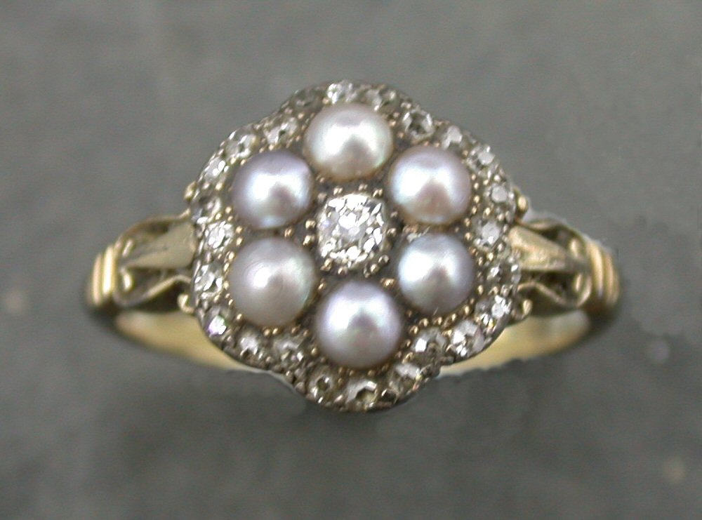 A Victorian 18ct gold mounted daisy cluster ring,