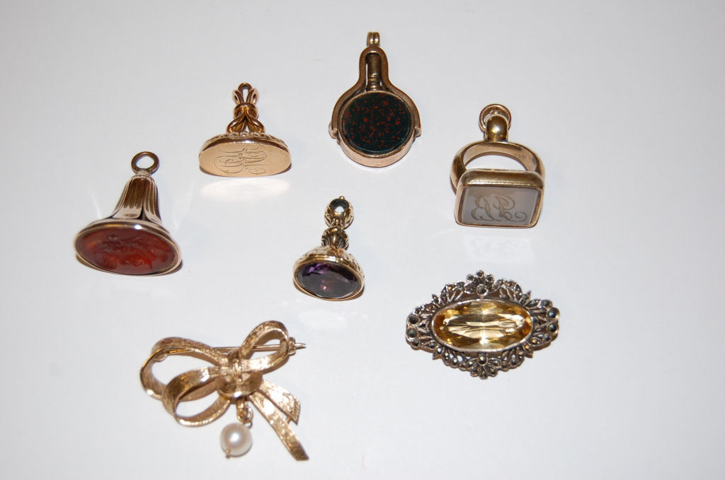 A group of items of gold jewellery to include