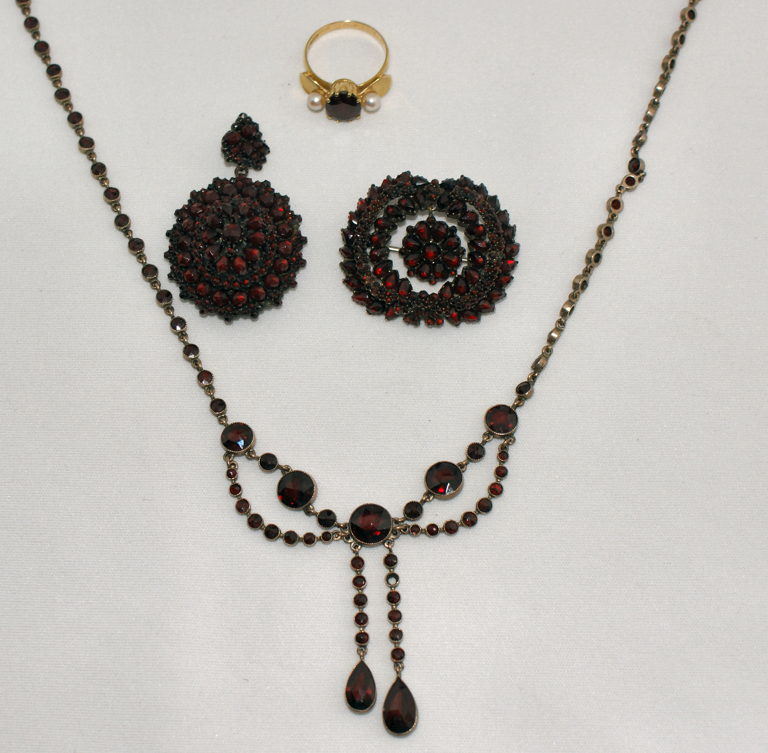 A modern 18ct gold ring set garnet and pearls