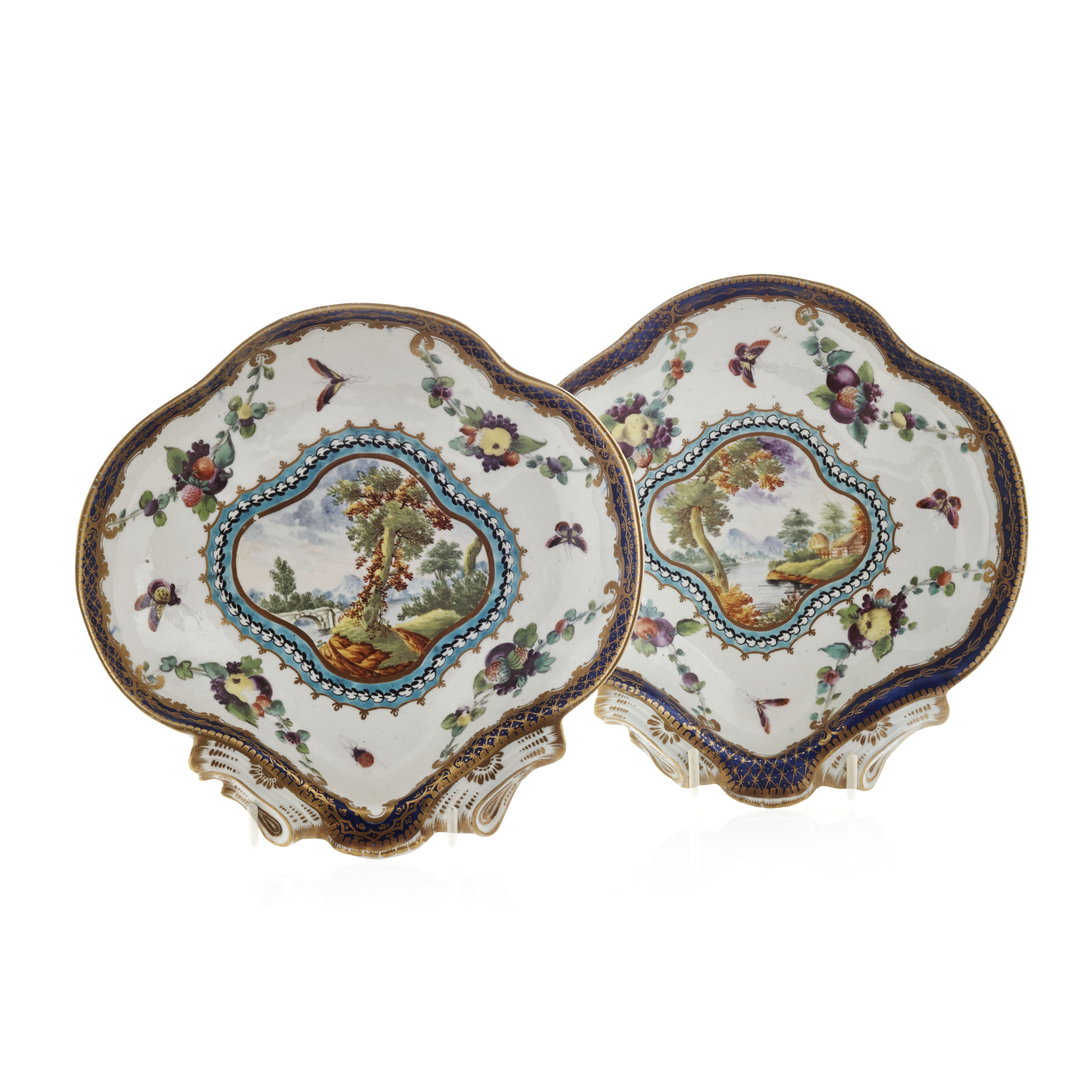 PAIR OF WORCESTER FIRST PERIOD PORCELAIN SCALLOP SHAPED DISHES AND A PAIR OF PLATES