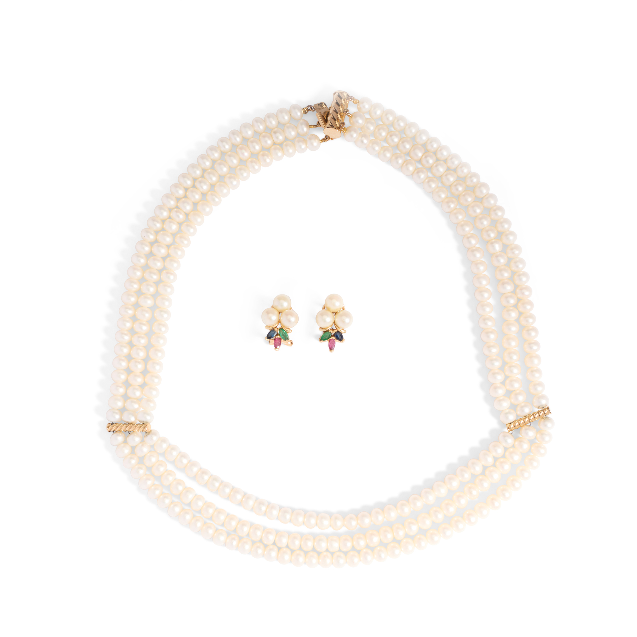 A cultured freshwater pearl necklace and earrings