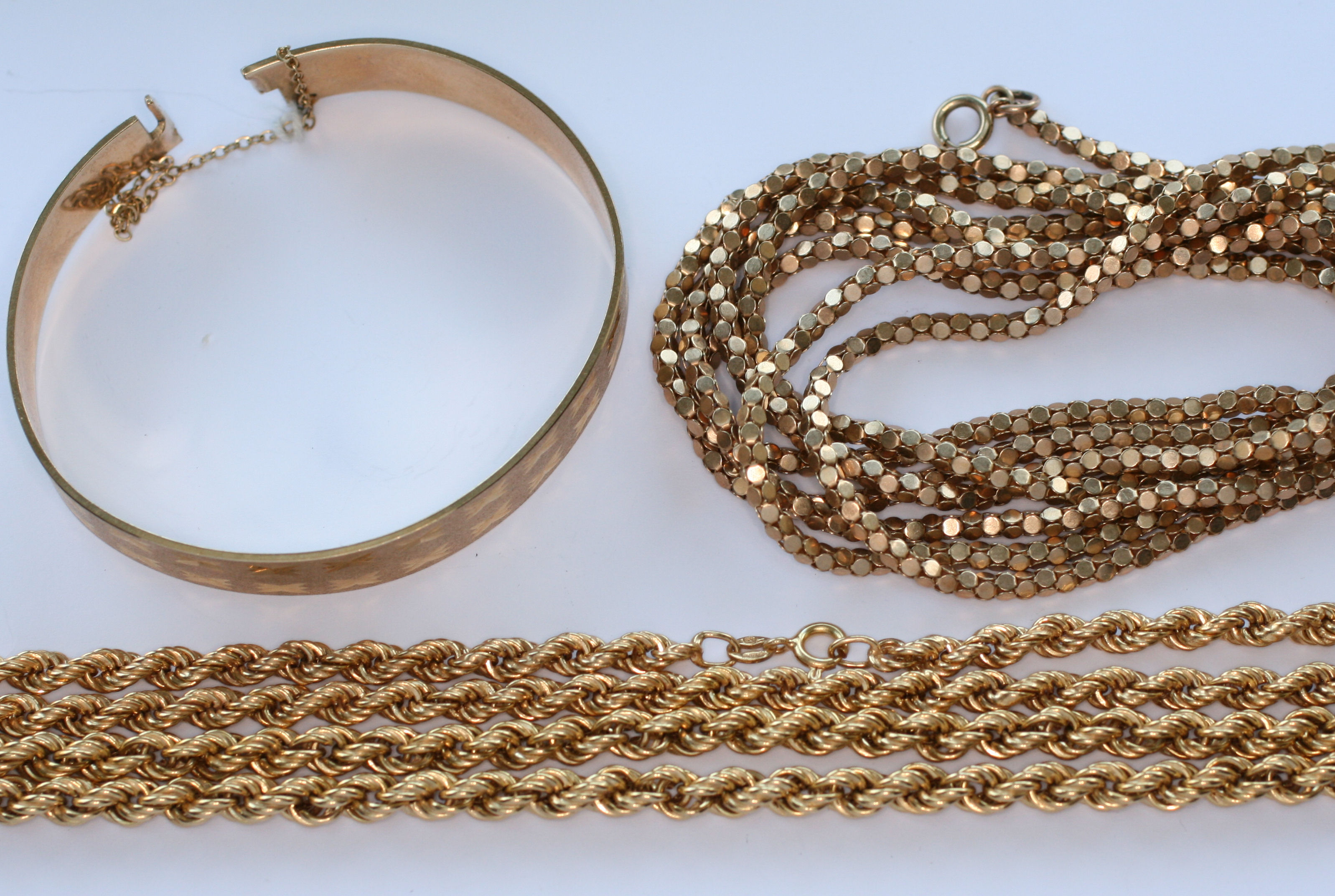 A 9ct gold flexible bangle