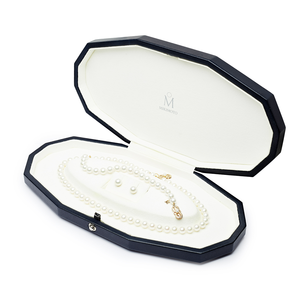 MIKIMOTO - A suite of pearl jewellery