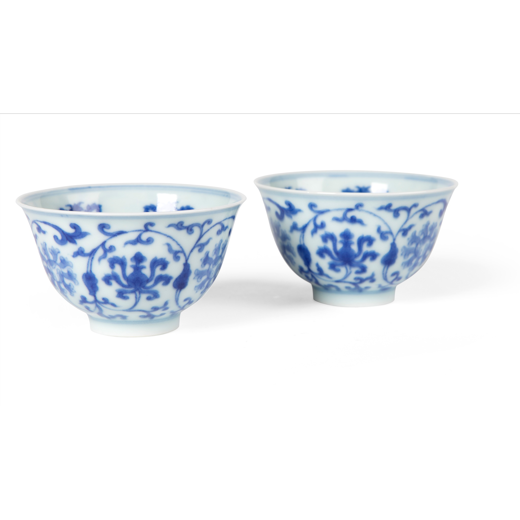 PAIR OF BLUE AND WHITE 'PO-PHASE FLOWER' CUPS