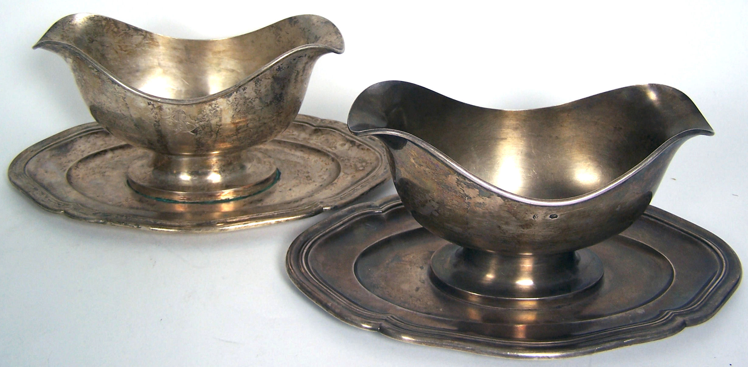 A pair of Continental double lip sauceboats