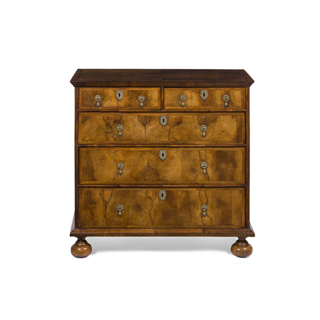 WILLIAM AND MARY WALNUT CHEST OF DRAWERS