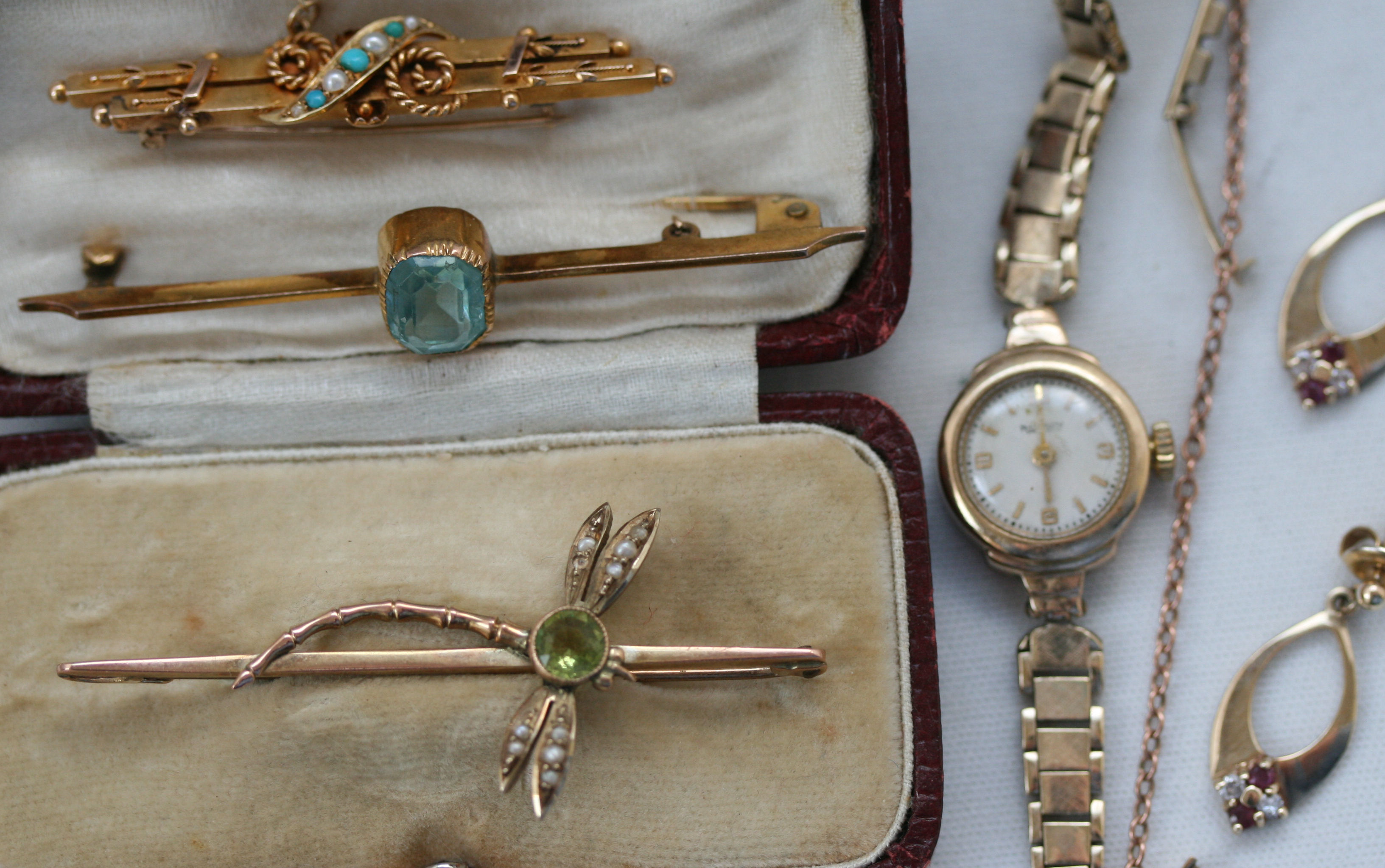 A collection of gold jewellery