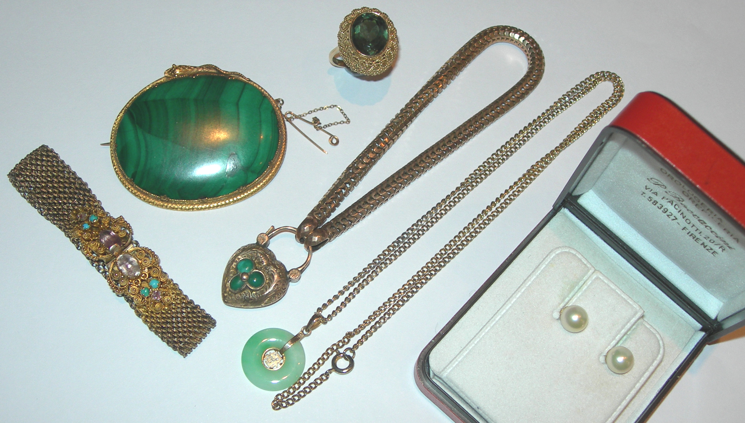 A Victorian oval malachite set brooch,