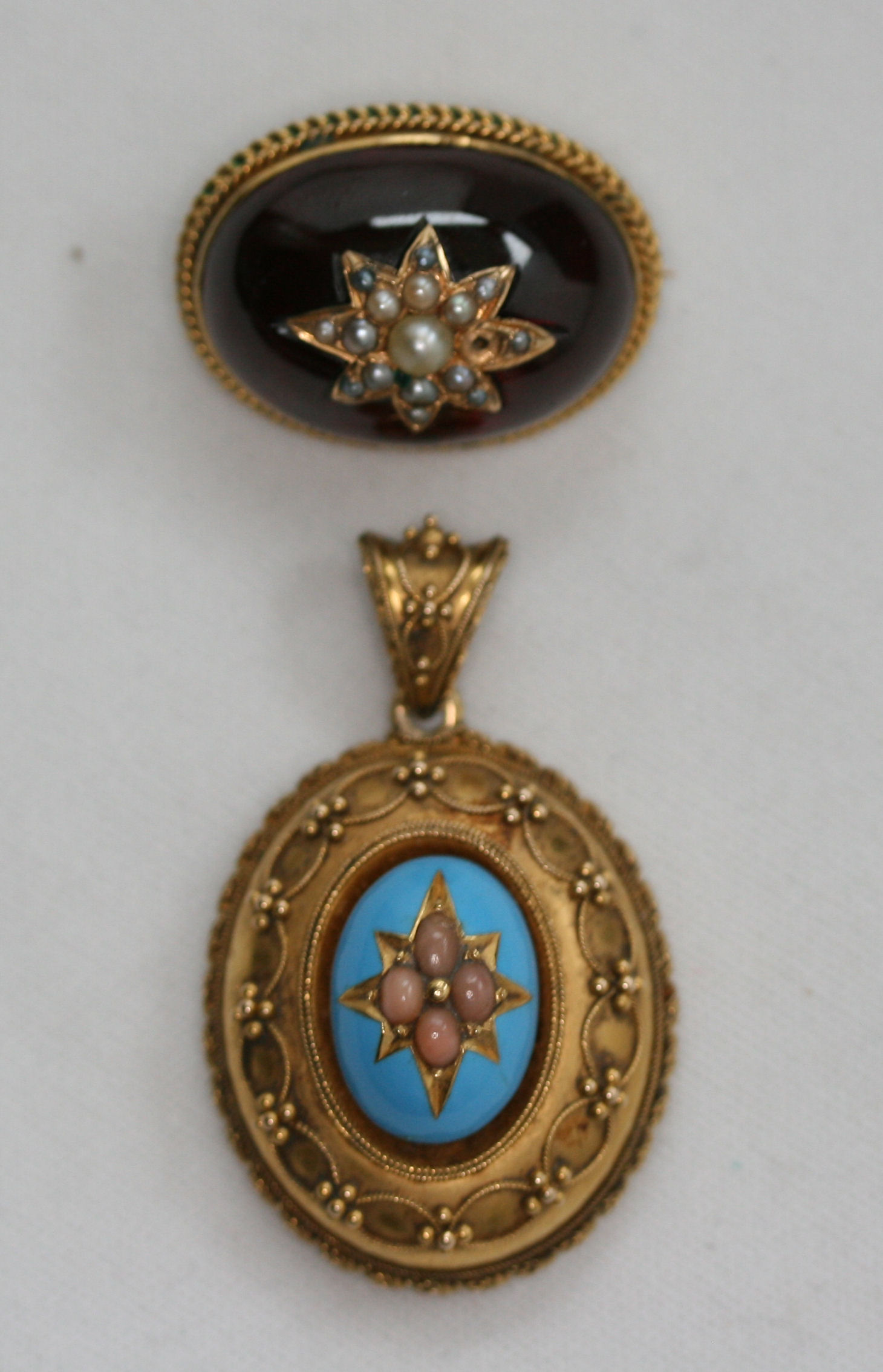 A Victorian gold brooch