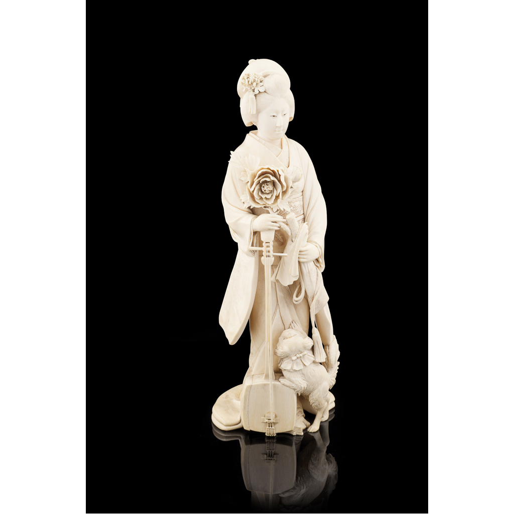 LARGE JAPANESE CARVED IVORY OKIMONO OF A GEISHA