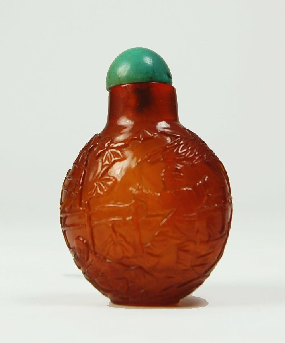A Chinese amber snuff bottle