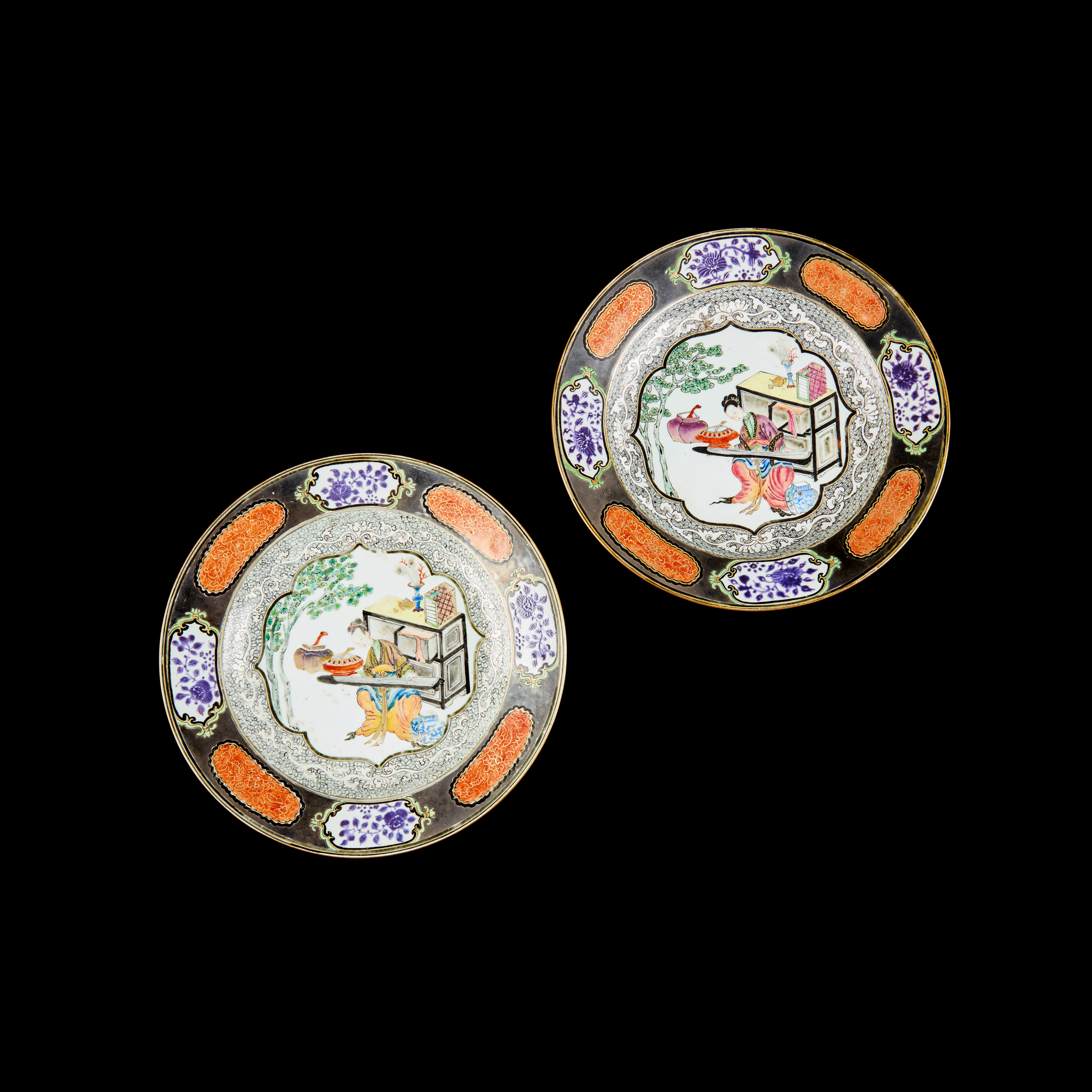 PAIR OF CHINESE FAMILLE ROSE 'SILVERED BORDER' DISHES