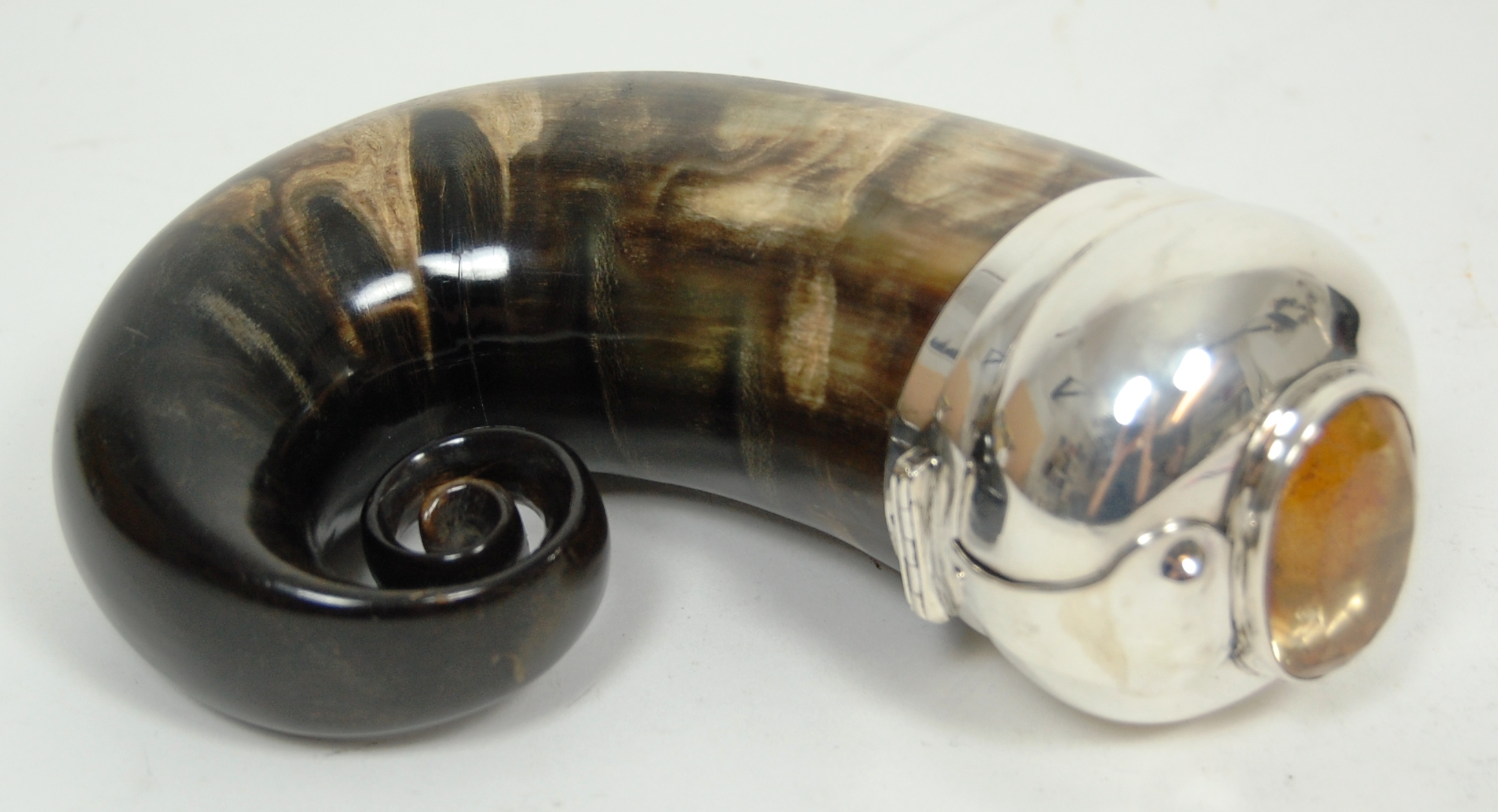 A large curly horn snuff mull