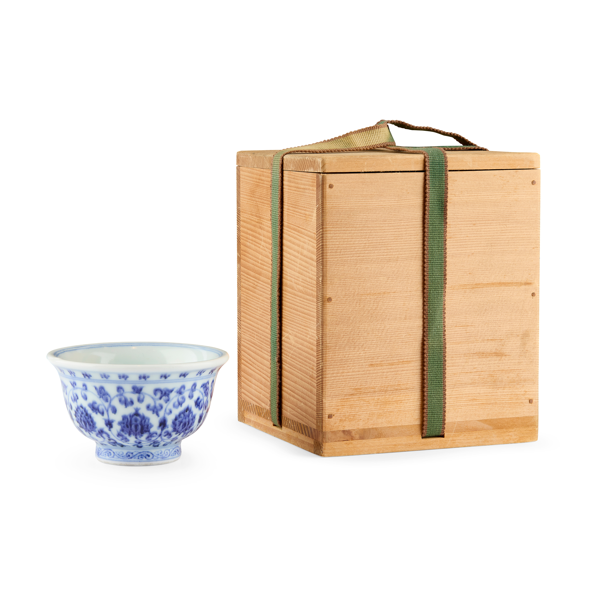 CHINESE BLUE AND WHITE 'LOTUS' CUP