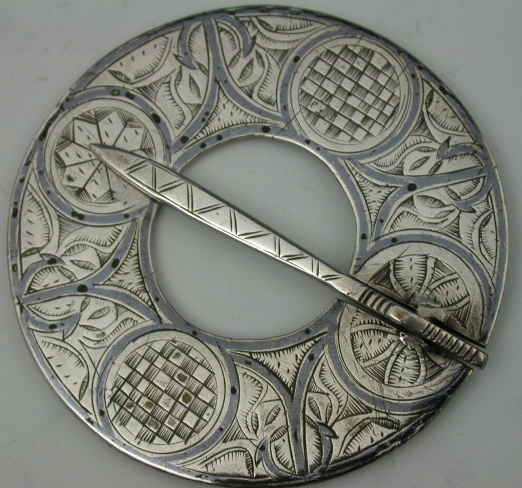 An 18th century Scottish niello decorated plaid brooch,