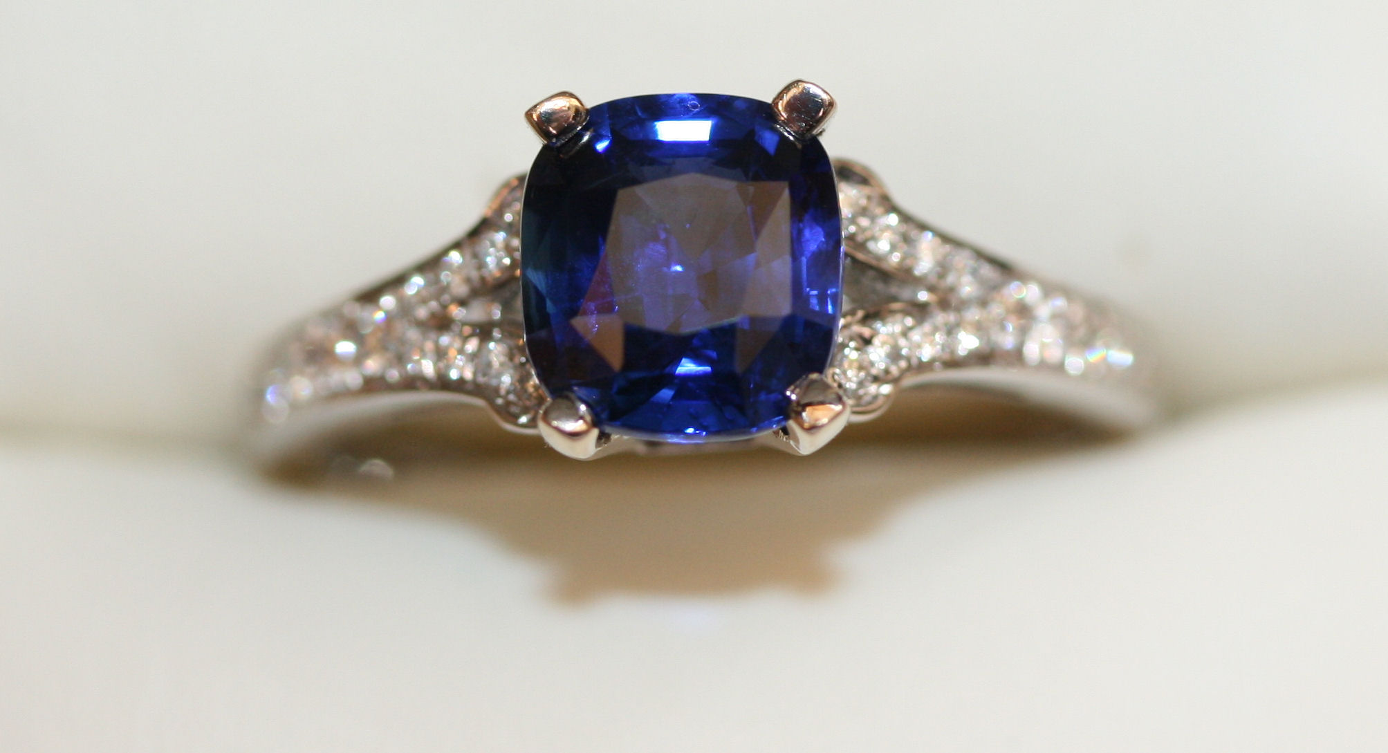 An 18ct white gold mounted sapphire and diamond set ring