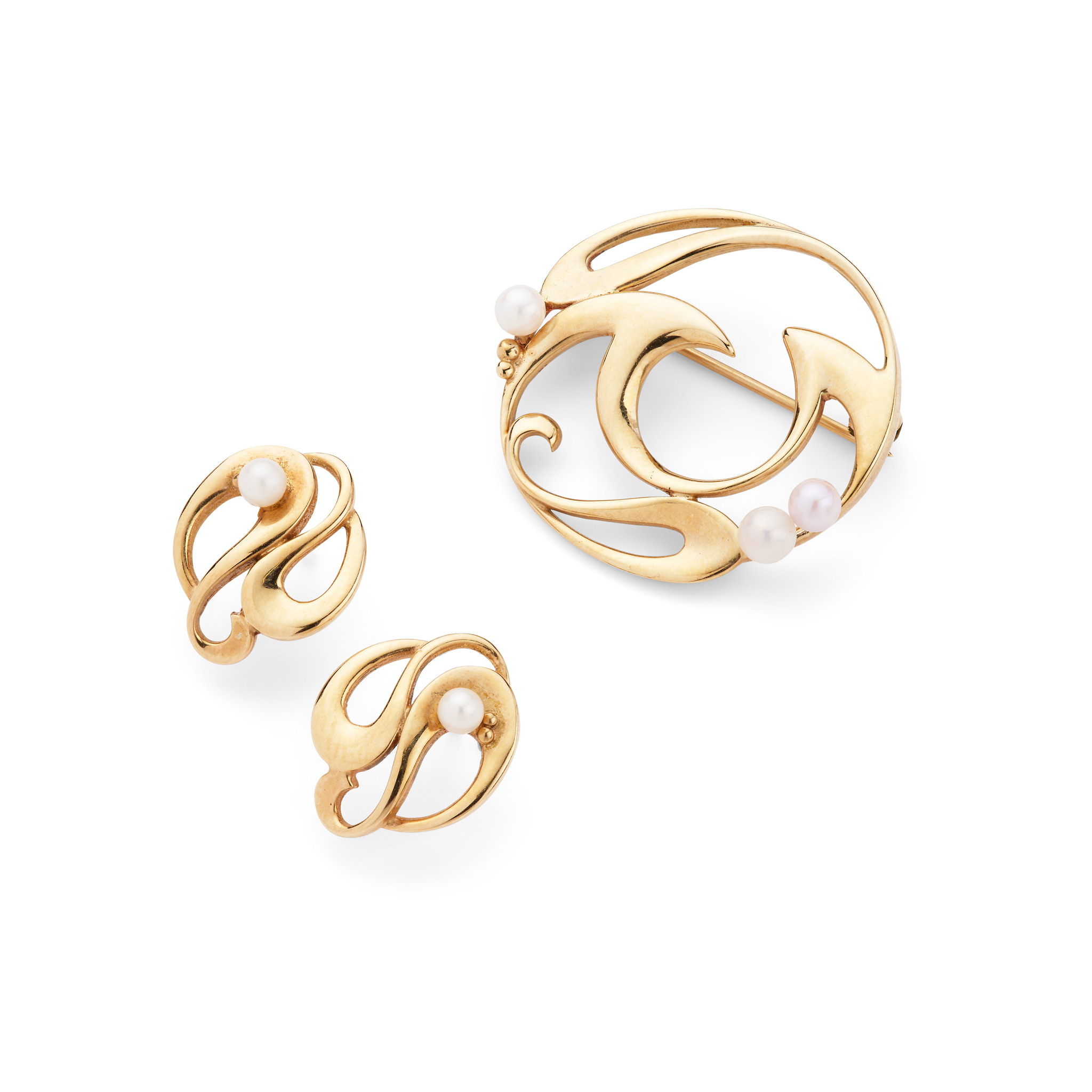 Cairncross of Perth: A Scottish freshwater pearl 'Léod' brooch with matching earrings