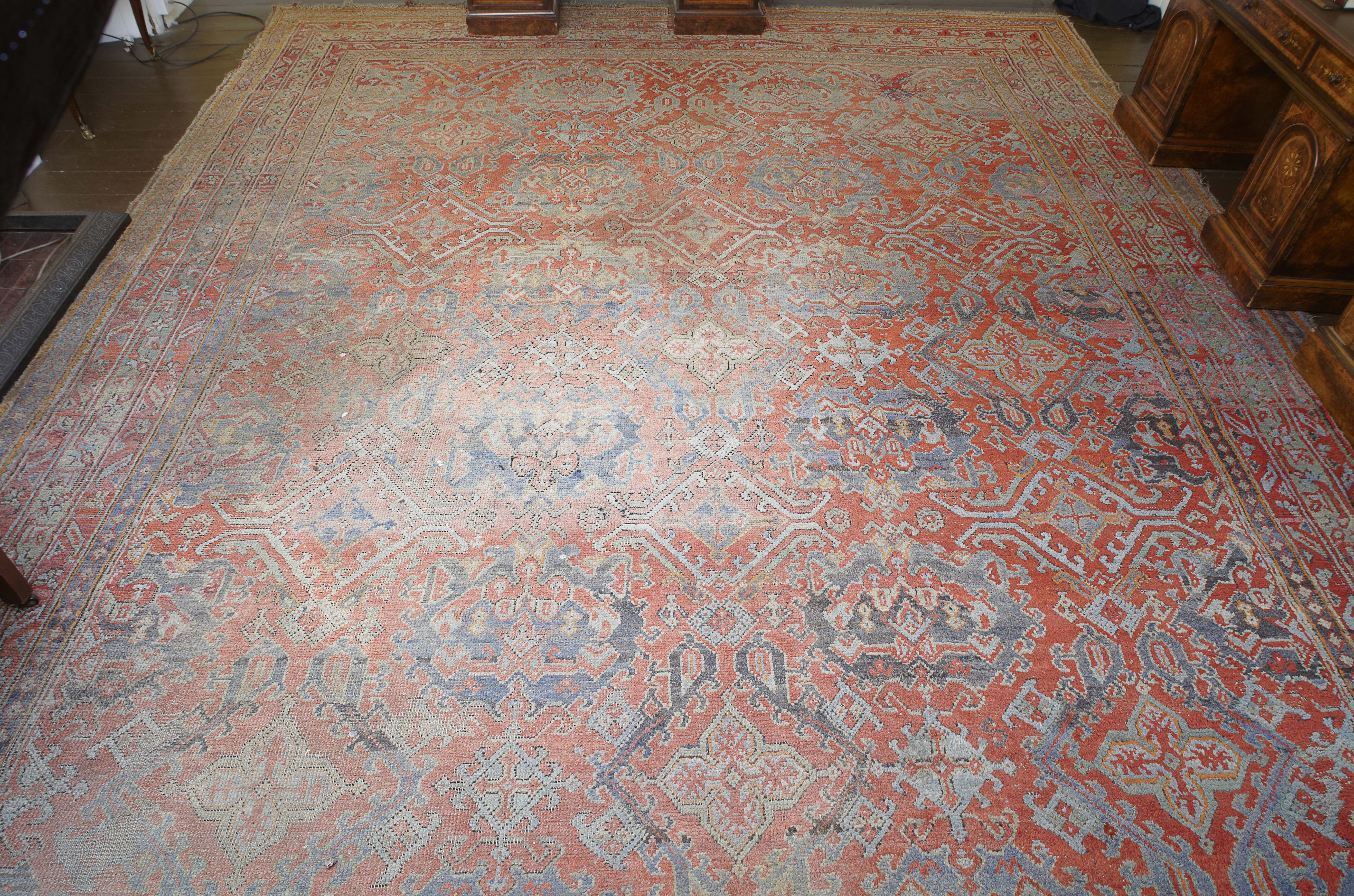 USHAK CARPET