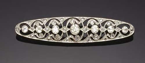 An Edwardian platinum mounted diamond brooch,