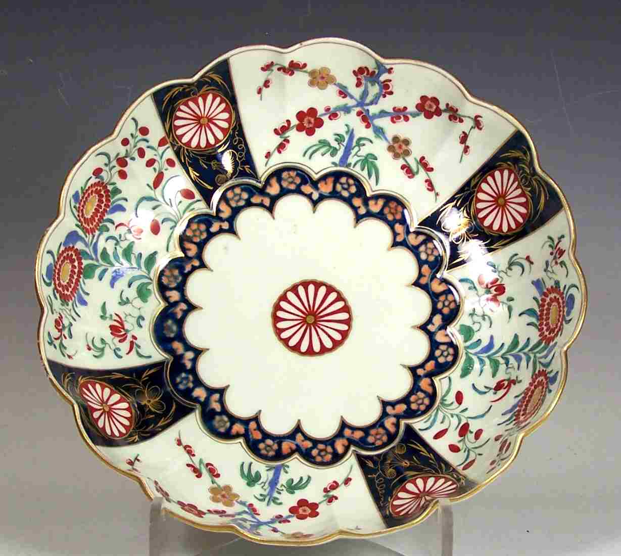 A 19th century Worcester style bowl,