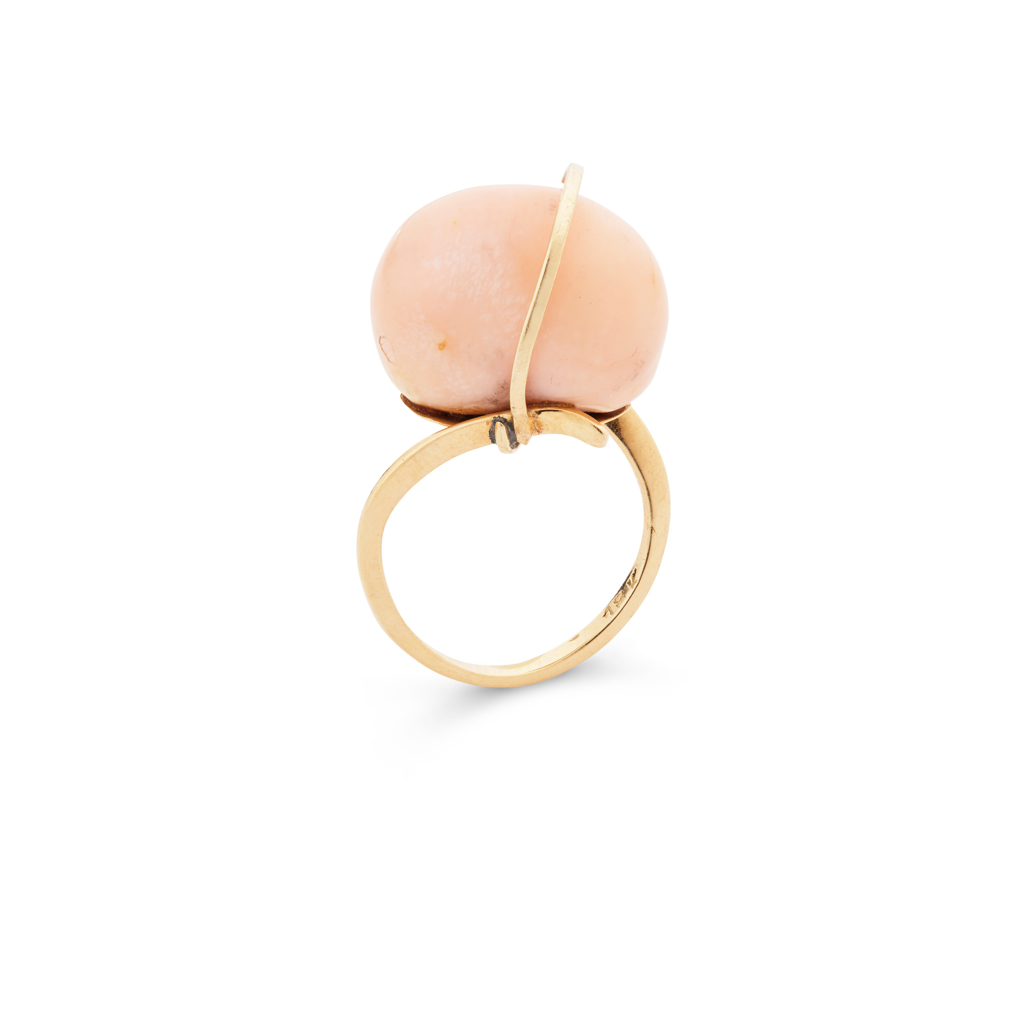 A conch pearl ring