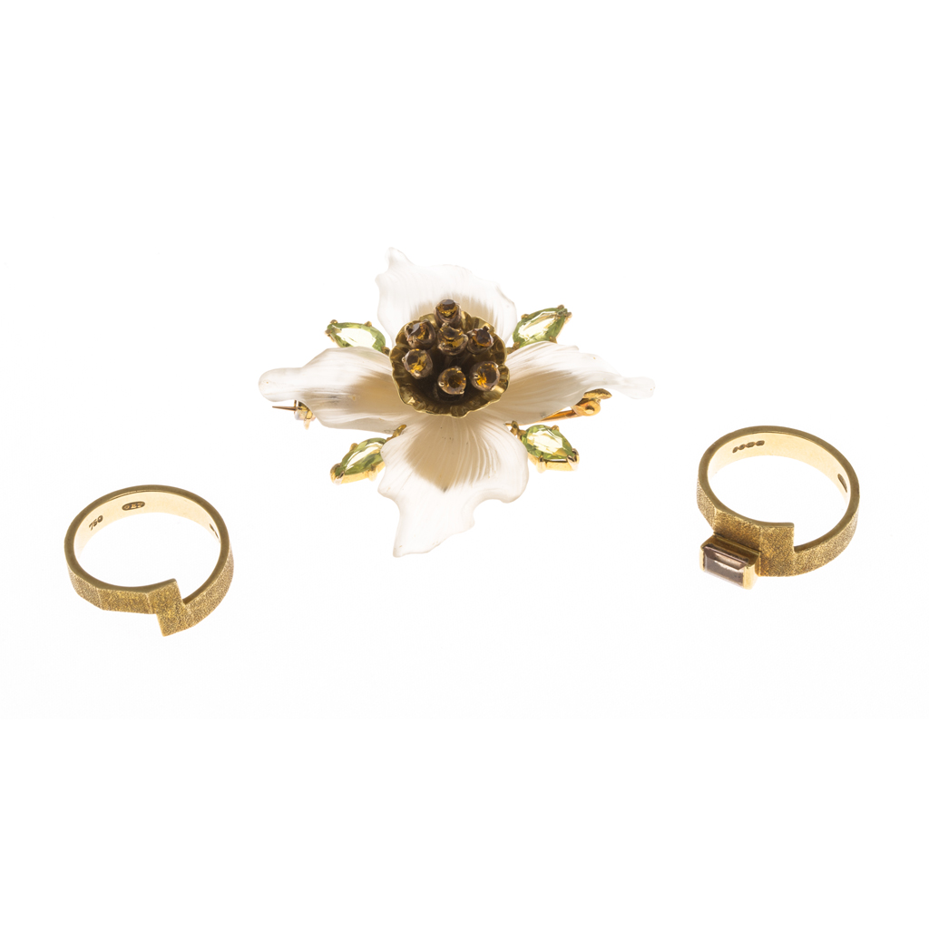 A contemporary 18ct gold ring set