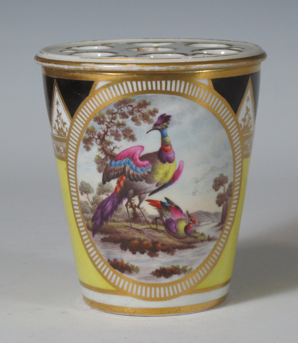 An early 19th century Chamberlains Worcester porcelain cache pot and cover