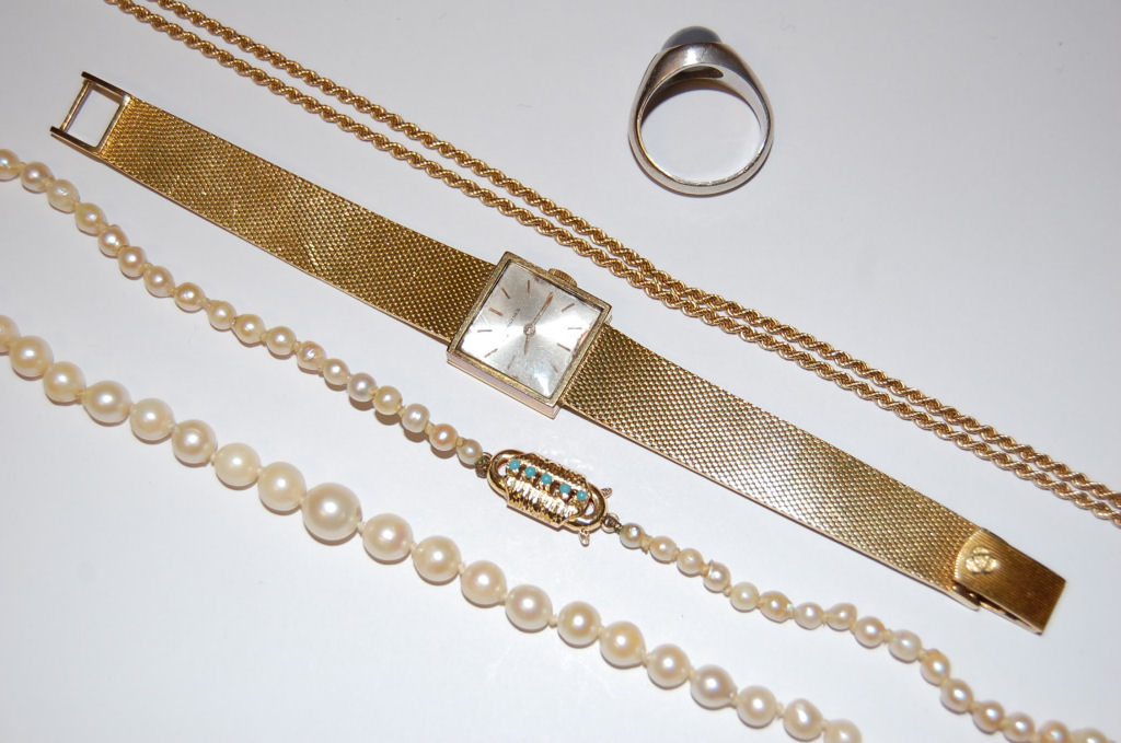 A graduated cultured pearl necklace